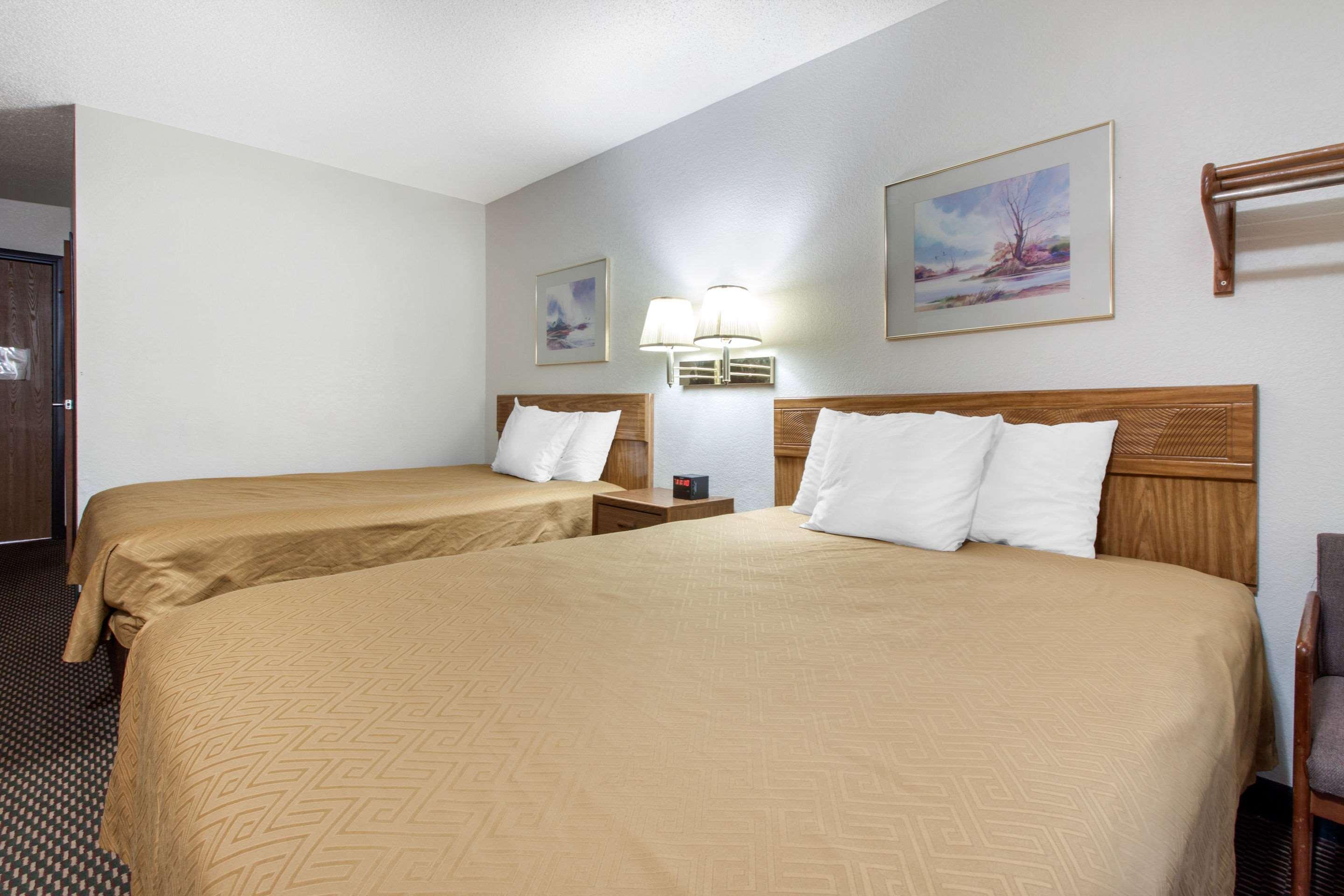 Econo Hotel 2*